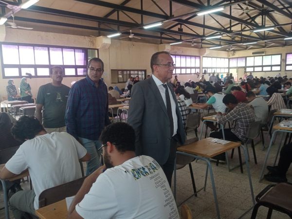 Dean of the Faculty of Medicine, Dr. Alaa Attia, inspects the second semester exams for the first group of students from the Faculty of Medicine, Assiut University - and the National University, to ensure the smooth conduct of the exams.