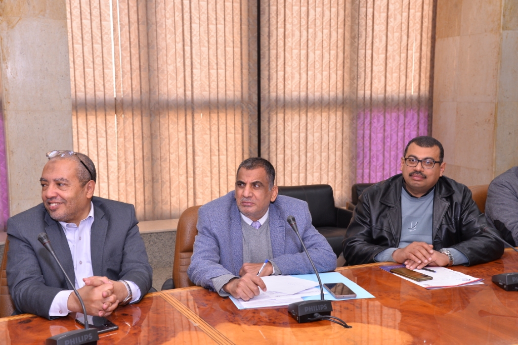 رئيس جامعة أسيوط يدعو عمداء كليات الجامعة إلى تقديم مقترحاتهم لإضافة مزيد من البرامج الدراسية الجديدة لإثراء الحركة العلمية بجامعة أسيوط الأهلية