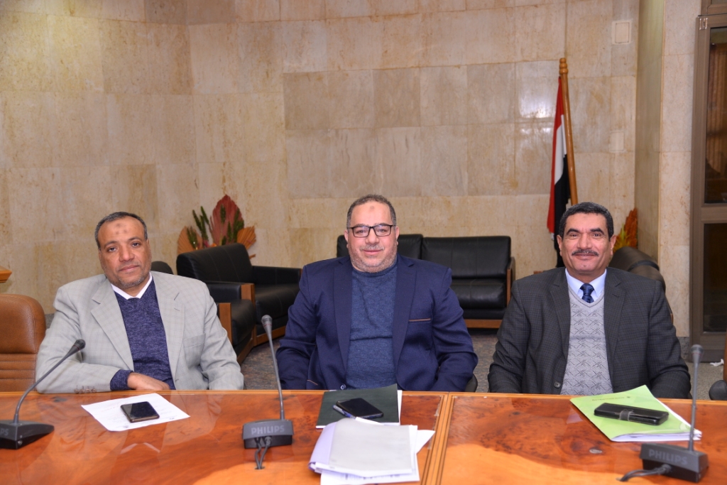 رئيس جامعة أسيوط يدعو عمداء كليات الجامعة إلى تقديم مقترحاتهم لإضافة مزيد من البرامج الدراسية الجديدة لإثراء الحركة العلمية بجامعة أسيوط الأهلية