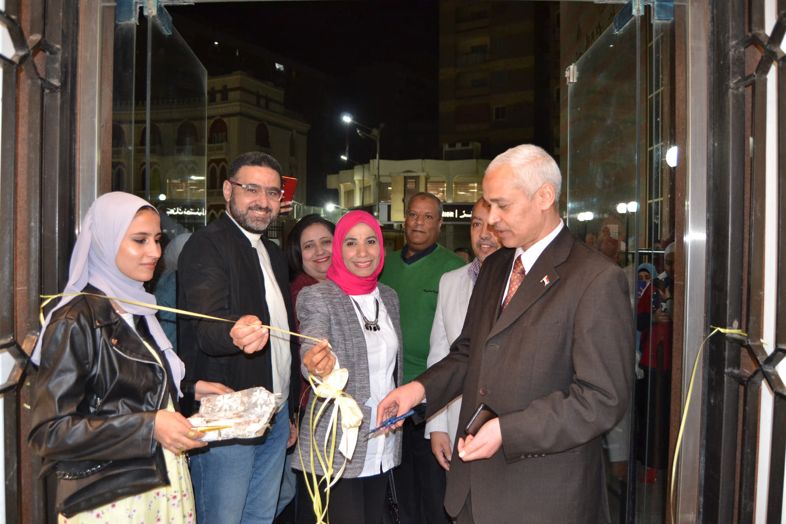 الدكتور / أحمد عبدالمولى  نائب رئيس الجامعة لشئون التعليم والطلاب يفتتح المعرض الفنى " مناظر " لطلاب الفرقة الثالثة بقسم التصوير بكلية الفنون الجميلة بالتعاون مع قصر ثقافة أسيوط 