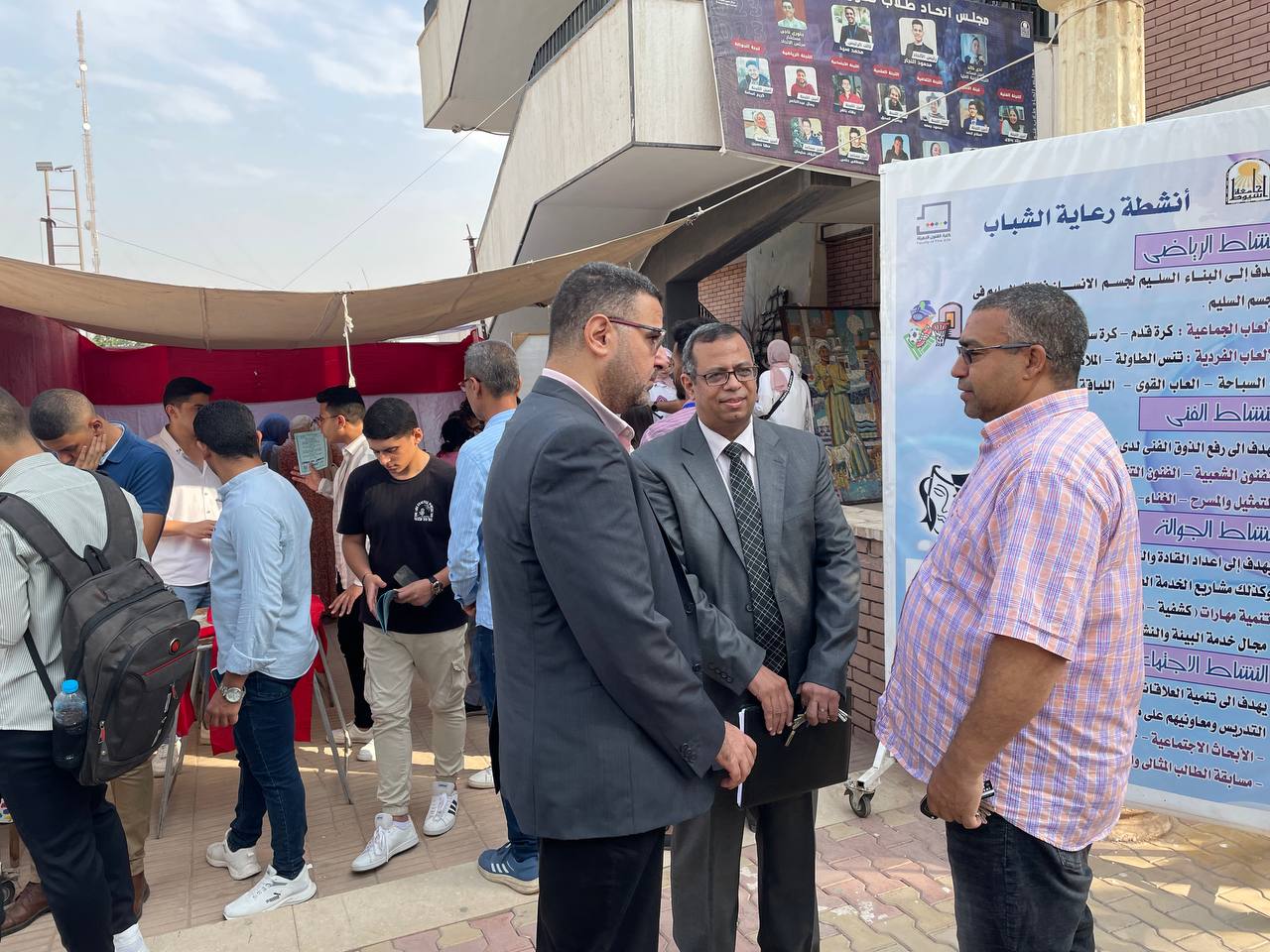 نظمت الكلية اليوم العديد من الفعاليات لاستقبال الطلاب الجدد الملتحقين بالكلية هذا العام لتعريفهم بالكلية