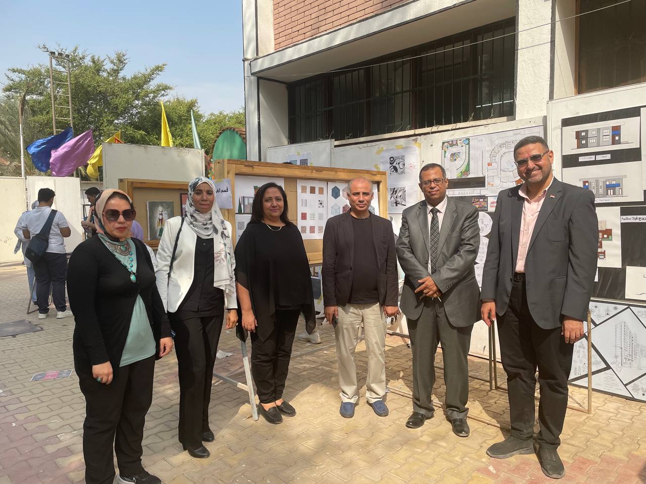 نظمت الكلية اليوم العديد من الفعاليات لاستقبال الطلاب الجدد الملتحقين بالكلية هذا العام لتعريفهم بالكلية