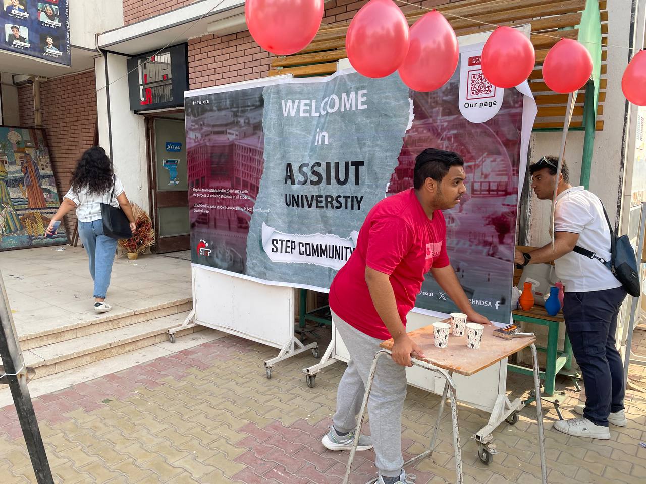 نظمت الكلية اليوم العديد من الفعاليات لاستقبال الطلاب الجدد الملتحقين بالكلية هذا العام لتعريفهم بالكلية