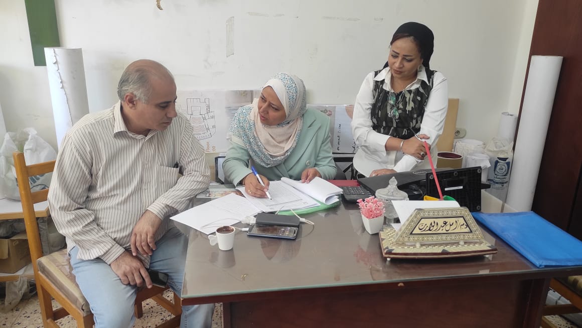 في إطار متابعة وحدة ضمان الجودة لأعمال اللائحة الجديدة لمرحلة البكالوريوس بنظام الساعات المعتمدة عقدت مدير وحدة ضمان الجودة د./ أمل عبد الوارث اجتماعات لمتابعة انجاز المتبقي من اعمال اللائحة مع ممثلي قسمي الديكور والجرافيك
