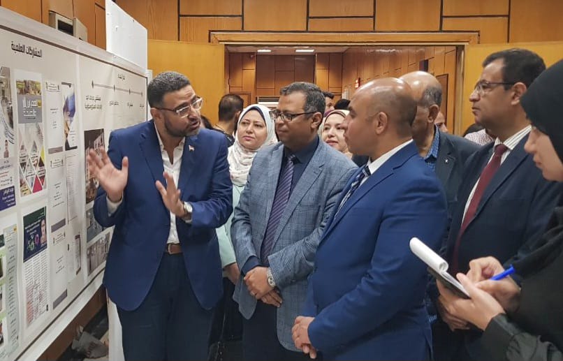 معرض لأعمال السادة اعضاء هيئة التدريس والهيئة المعاونة بالكلية