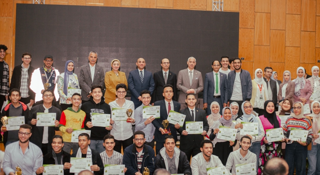 في اطار الاحتفال بشهر نوفمبر الاخضر شهر البيئة، وبرعاية السيد الاستاذ الدكتور/ أحمد المنشاوي رئيس الجامعة والسيد الاستاذ الدكتور/ محمود عبد العليم نائب رئيس الجامعة لشئون خدمة المجتمع وتنمية البيئة والسيد الاستاذ الدكتور/ أحمد عبد المولى نائب رئيس الجامعة لشئون التعليم والطلاب، وبالتعاون بين كلية الفنون الجميلة وكلية الحاسبات والمعلومات تم عرض فيلم الرسوم المتحركة الذي اعده طلاب من كليتي الفنون الجميلة والحاسبات والمعلومات بعنوان ،"الحلم الاخضر"، والذي تم  تنفيذا لقرارات اللجنة التنفيذية لقطاع خدمة المجتمع برئاسة السيد الاستاذ الدكتور محمود عبد العليم نائب رئيس الجامعة لشئون خدمة المجتمع وتنمية البيئة.  وقد تم انتاج الفيلم بمتابعة كل من الاستاذ الدكتور/ خالد صلاح عميد الكلية، والاستاذ الدكتور/ تيسير حسن عميد كلية الحاسبات والمعلومات، و ا.د/ خالد فتحي وكيل كلية الحاسبات لشئون التعليم والطلاب، و ا.م.د/ محمد  عبد الحكيم وكيل كلية الفنون الجميلة لشئون التعليم والطلاب، و ا.د/  تيسير حسن وكيل كلية الحاسبات لشئون خدمة المجتمع وتنمية البيئة،  وا.م.د/ سحر بطرس وكيل كلية الفنون لشئون خدمة المجتمع وتنمية البيئة، وتحت اشراف ا.م.د / محمد مصطفى درويش استاذ مساعد بكلية الحاسبات و د/ نجلاء بدوي هارون  مدرس التصوير بكلية الفنون الجميلة وعضو الفريق التنفيذي لشئون خدمة المجتمع وتنمية البيئة  و م/  احمد ممدوح على يوسف معاون تدريس ومصمم بمعمل الوسائط المتعددة بكلية الحاسبات، و م/ الاء عبد الفتاح سيد معيدة بقسم الوسائط المتعددة بكلية الحاسبات. وقد شارك في إعداد وتنفيذ اسكتشات الفيلم من كلية الفنون الجميلة الطالبات اسراء مصطفى عبد العال بالفرقة الرابعة تصوير شعبة تصوير، ندى ابراهيم محمد بالفرقة الرابعة تصوير شعبة التصوير  . كما شاركت بصوت الشخصية الكرتونية الطالبات: زينب محمد مصطفى بالفرقة الرابعة تصوير شعبة جداري، دميانة نبيل رشدي بالفرقة الرابعة تصوير شعبة جداري. هذا بجانب الطلاب والطالبات المشاركين من كلية الحاسبات والمعلومات في رسم الاسكتشات محمود علاء الدين محمد بالفرقة الرابعة قسم الوسائط المتعددة،  شروق احمد عبد الباسط بالفرقة الرابعة قسم الوسائط المتعددة. ياسمين محمود على بالفرقة الرابعة قسم الوسائط المتعددة ، رانيا مصطفى عبد الجواد بالفرقة الرابعة قسم الوسائط المتعددة،  اروى عز الدين فتحي بالفرقة الرابعة قسم الوسائط المتعددة. 