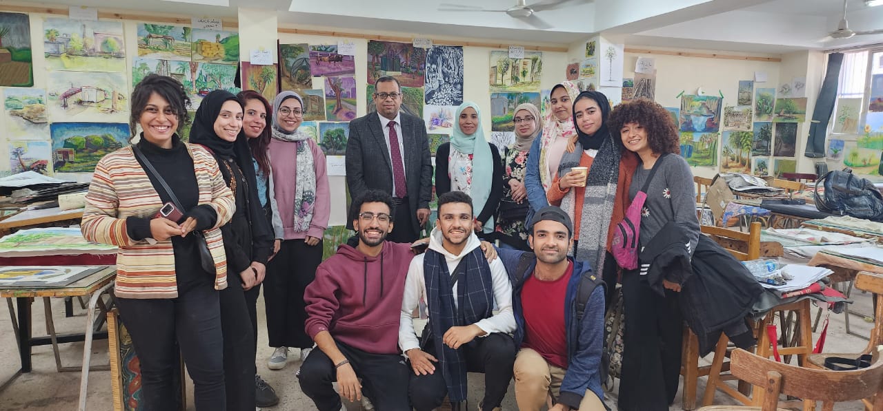 تفقد السيد الاستاذ الدكتور/ خالد صلاح عميد الكلية تقييم اعمال الطلاب في مقرر المناظر الخلوية للفرقة الثالثة بشعبتي التصوير _ والتصوير الجداري