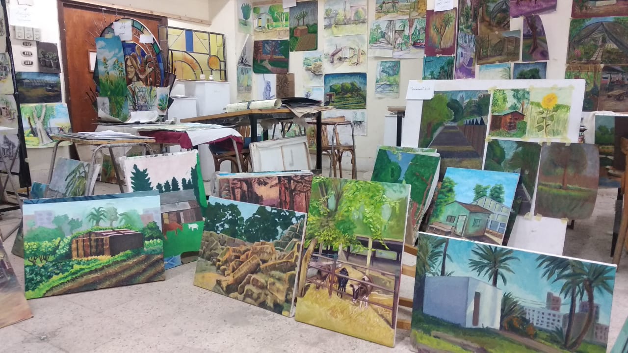 تفقد السيد الاستاذ الدكتور/ خالد صلاح عميد الكلية تقييم اعمال الطلاب في مقرر المناظر الخلوية للفرقة الثالثة بشعبتي التصوير _ والتصوير الجداري