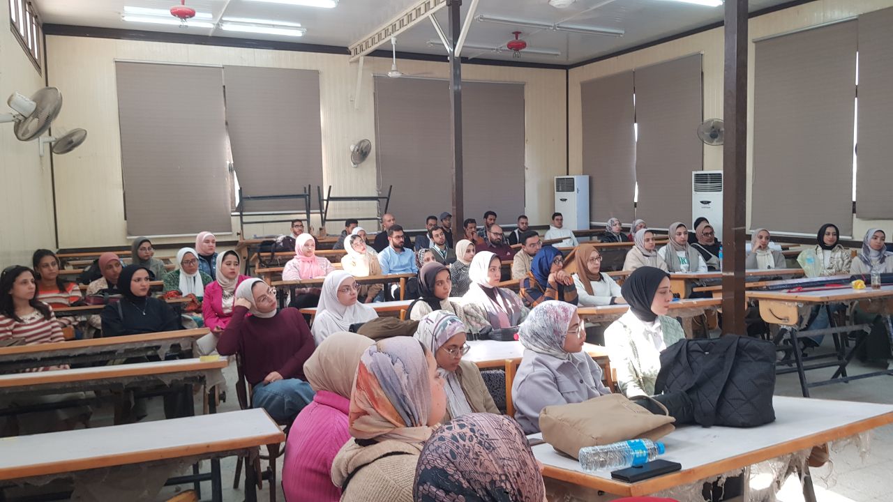 عميد الكلية يعقد اجتماع مع الهيئة المعاونة. 