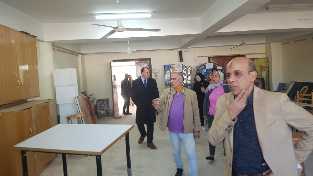 استقبال كلية الفنون الجميلة للجنة وضع آلية للاستفادة من الاعمال الطلابية بالجامعة