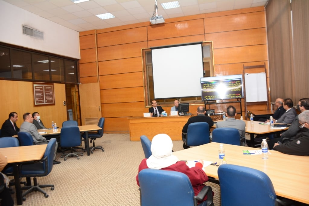 افتتاح البرنامج التأهيلي للأساتذة المتقدمين لمنصب عميد من مختلف كليات الجامعة