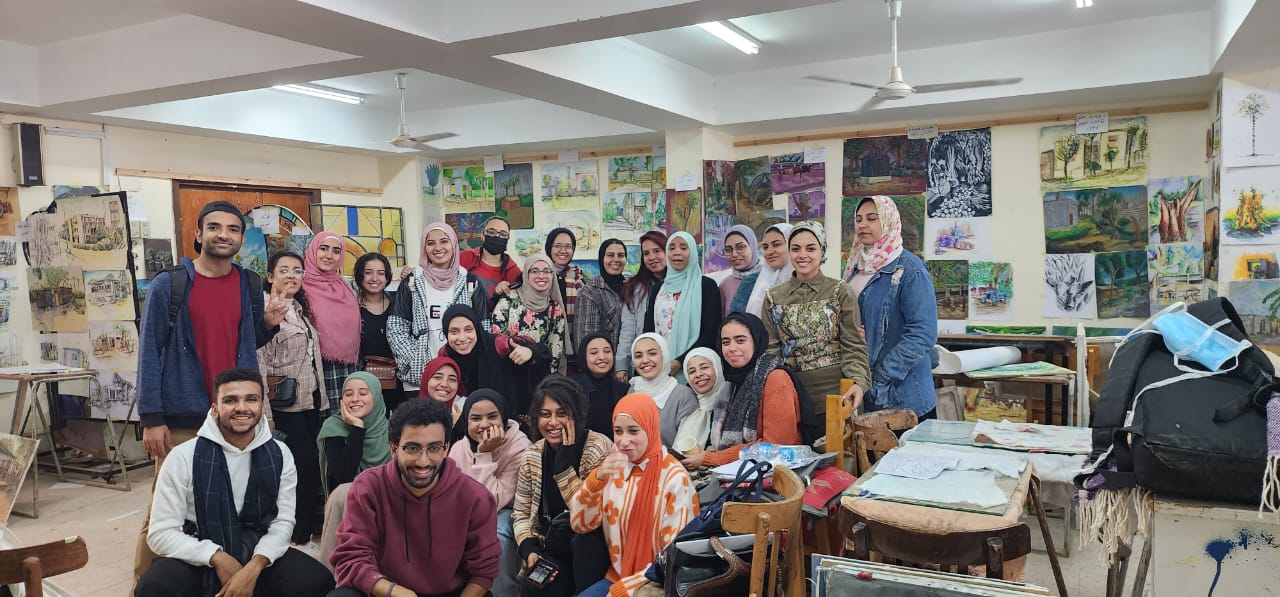 تفقد السيد الاستاذ الدكتور/ خالد صلاح عميد الكلية تقييم اعمال الطلاب في مقرر المناظر الخلوية للفرقة الثالثة بشعبتي التصوير _ والتصوير الجداري