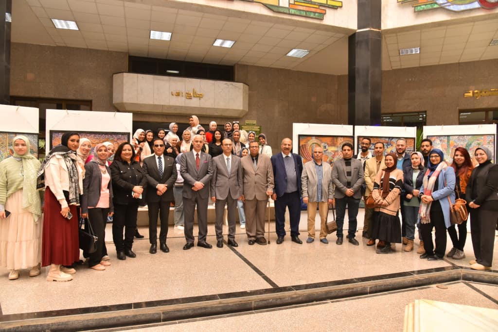 رئيس جامعة أسيوط يفتتح معرض "إبداعات الموزاييك" لقسم التصوير بكلية الفنون الجميلة