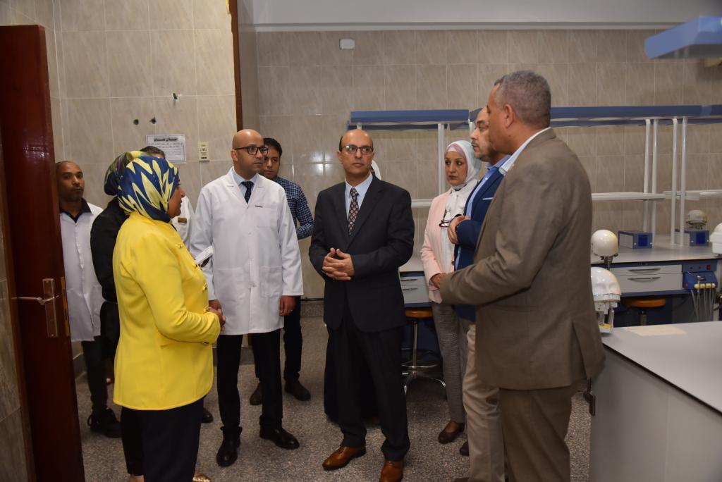 الدكتور المنشاوي يتفقد مستشفى طب الأسنان بجامعة أسيوط ويطمئن على الخدمات الطبية المقدمة