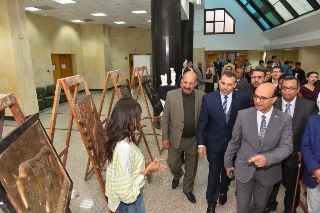 رئيس جامعة أسيوط يفتتح المعرض الفني الأول لطلاب قسم النحت بكلية الفنون الجميلة بعنوان "أنشودة طلابية بين الواقع والخيال"