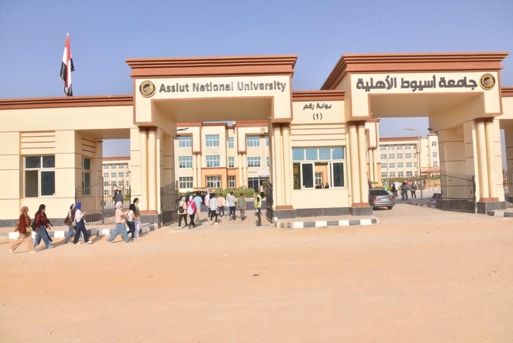 الدكتور المنشاوي يشهد تحية العلم في أول يوم دراسة للعام الجامعى الجديد بجامعة أسيوط الأهلية