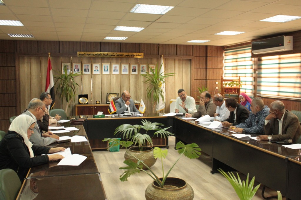 جامعة أسيوط تعقد اجتماعًا لمتابعة تنفيذ تجميل الحرم الجامعي