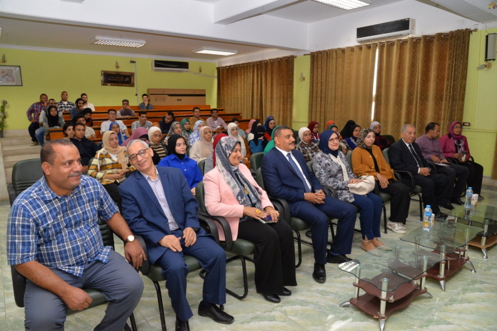 جامعة أسيوط تشهد انعقاد ندوة "مصر تنتخب .. حق الشباب وواجبهم في المشاركة في الانتخابات الرئاسية" بكلية التجارة