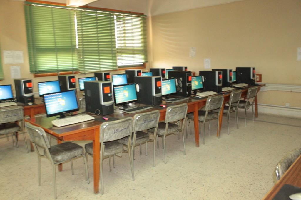 جولة تفقدية لنائب رئيس جامعة أسيوط لمعامل الحاسب الآلي لتطبيق الاختبارات الإلكترونية