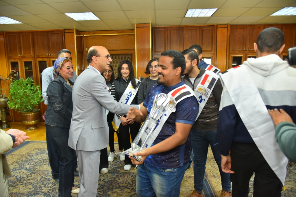 رئيس جامعة أسيوط يحتفي بطلاب الجامعة الفائزين بكأس العباقرة جامعات "الموسم السادس"