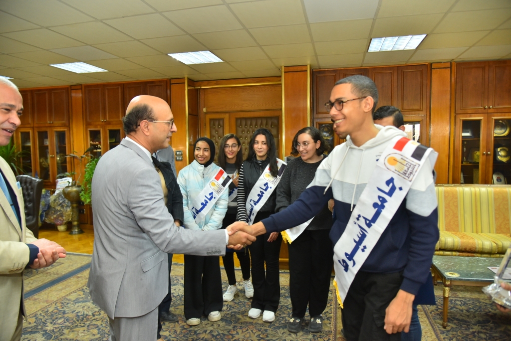 رئيس جامعة أسيوط يحتفي بطلاب الجامعة الفائزين بكأس العباقرة جامعات "الموسم السادس"
