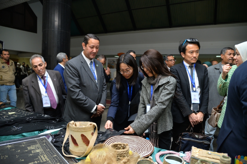 رئيس جامعة أسيوط وممثل سفارة دولة اليابان بالقاهرة يفتتحان المعرض الثقافي المصري-الياباني