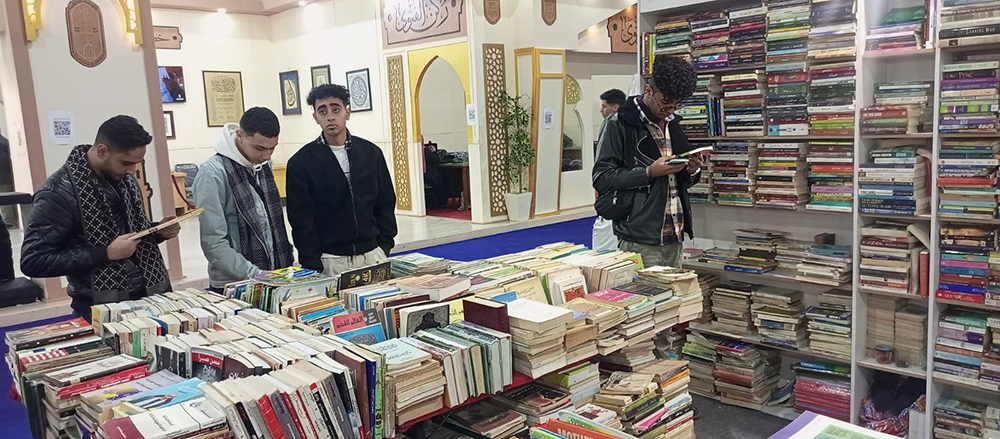 45 طالبا وطالبة من أبناء جامعة أسيوط الأهلية في زيارة لمعرض القاهرة الدولي للكتاب في دورته ال 55