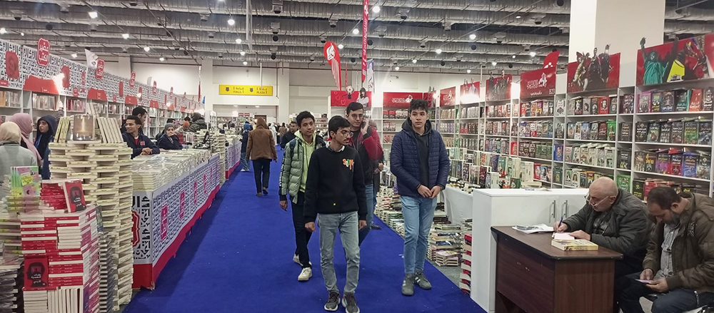 45 طالبا وطالبة من أبناء جامعة أسيوط الأهلية في زيارة لمعرض القاهرة الدولي للكتاب في دورته ال 55