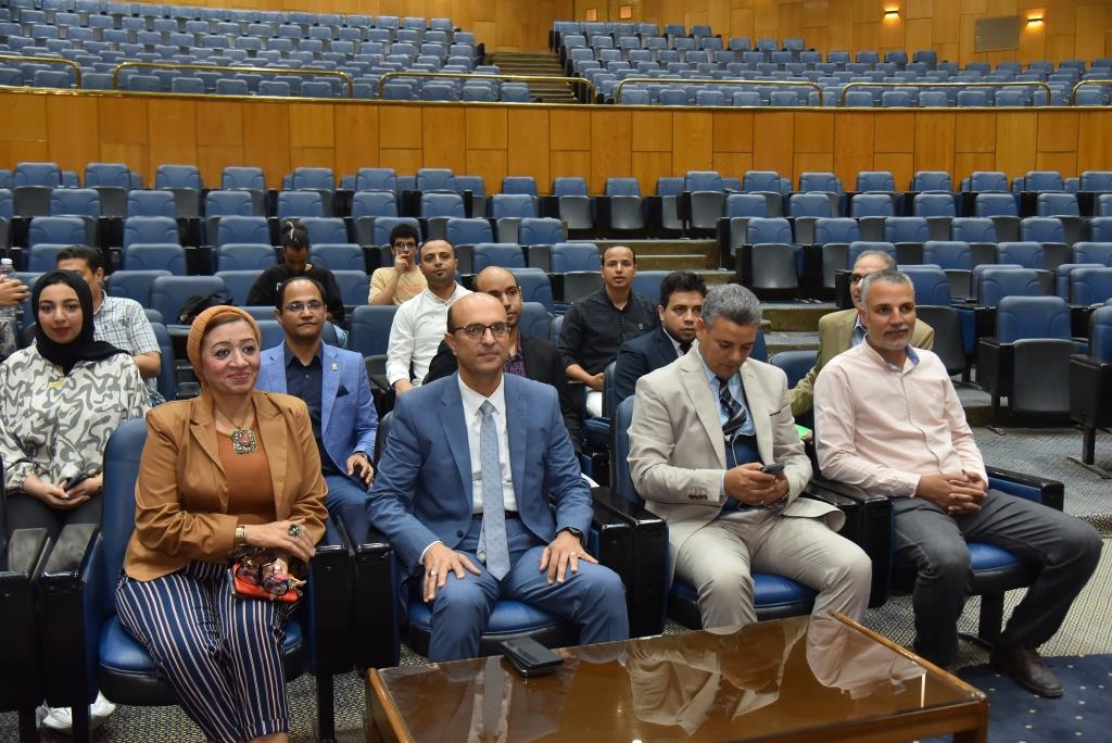 الدكتور المنشاوي يحضر "بروفات" فريق جامعة أسيوط لاحتفالية انتصارات أكتوبر المجيدة