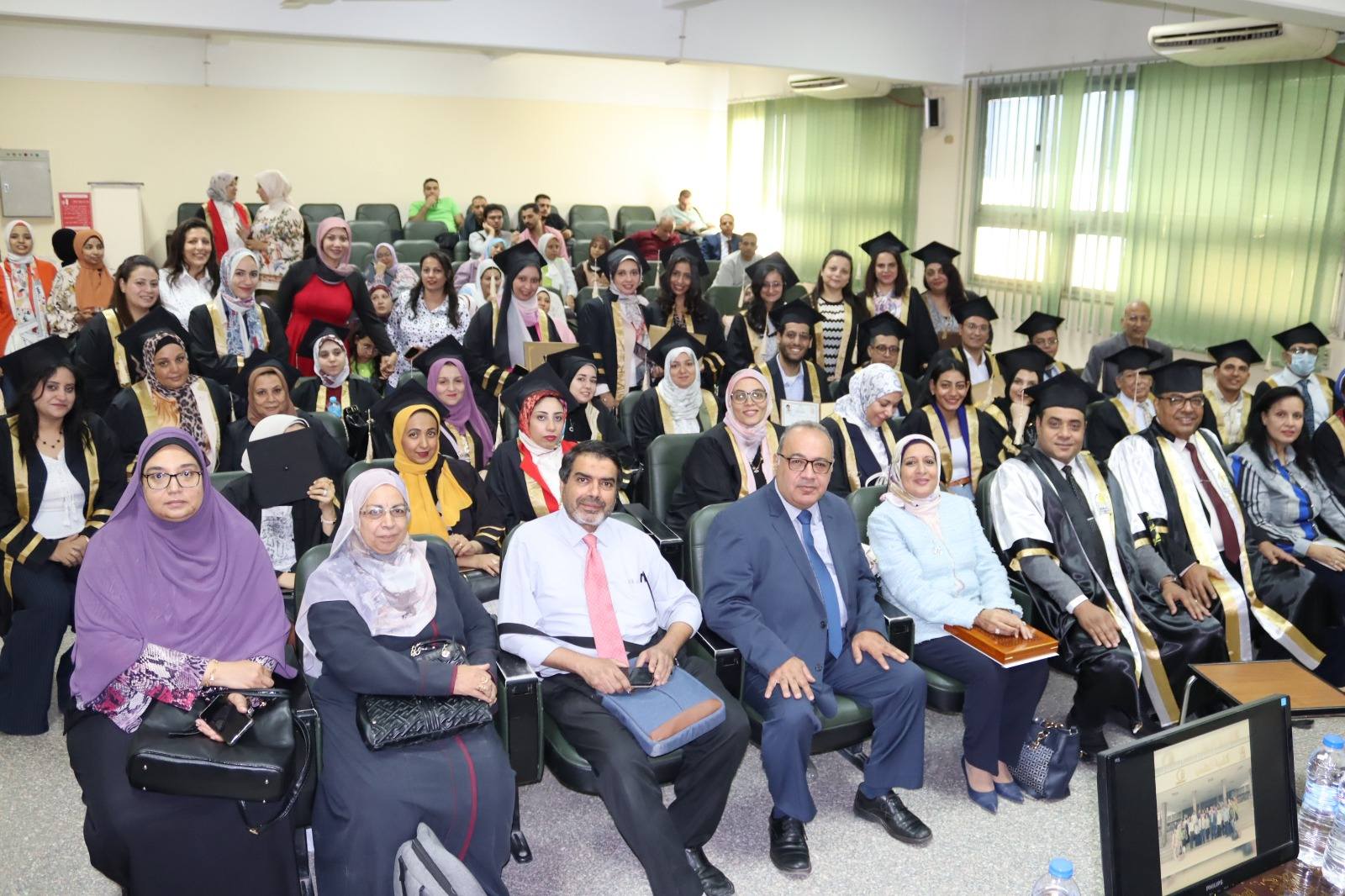 كلية الطب تحتفل بتخريج الدفعة الثالثة من الدبلومة المهنية في التغذية العلاجية.