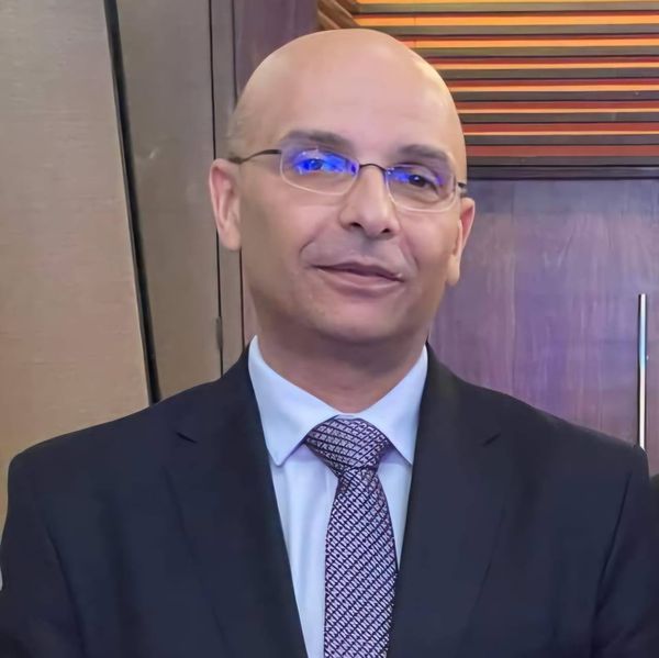 فريق طبي بقسم جراحة الأنف والاذن والحنجرة بمستشفيات جامعة أسيوط ينجح في استئصال ورم بالغدة النكافية ممتد الي قاع الجمجمة من خلال جرح صغير بديلا عن كسر الفك السفلي للوصول إلى الورم