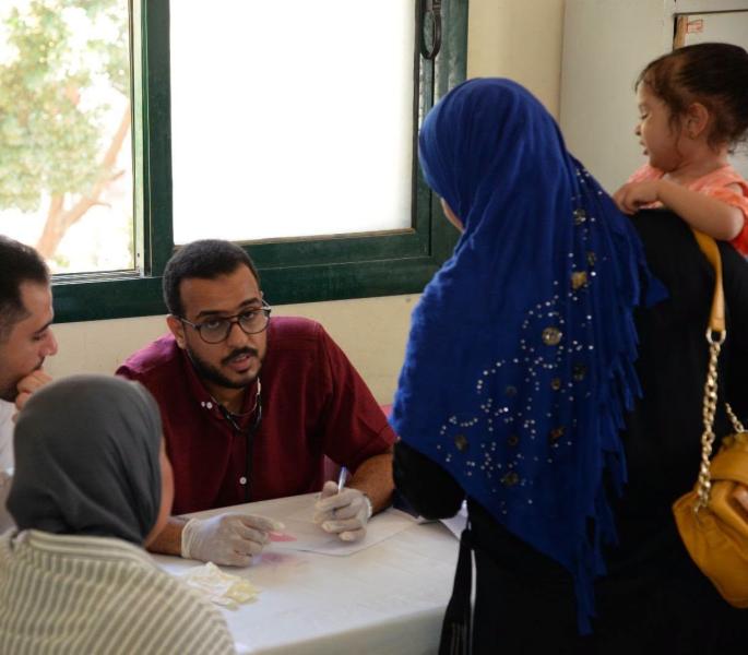 كلية الطب بجامعة أسيوط تنظم قافلة طبية متكاملة بقرية الحواتكة وتقدم العلاج المجاني لـ395 مواطنا