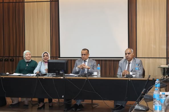 اجتماع مجلس إدارة البرامج والدبلومات المهنية برئاسة الاستاذ الدكتور عميد كلية الطب والسادة وكلاء الكلية. والسادة أعضاء هيئة التدريس منسقي الدبلومات المهنيه والسيد امين الكلية، لمناقشة بعض الاقتراحات المقدمة من السادة منسقي الدبلومات