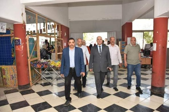 The Vice Dean of the College of Medicine for Community Service and Environmental Development inspects the college cafeteria to ensure its implementation of health safety and contract terms.