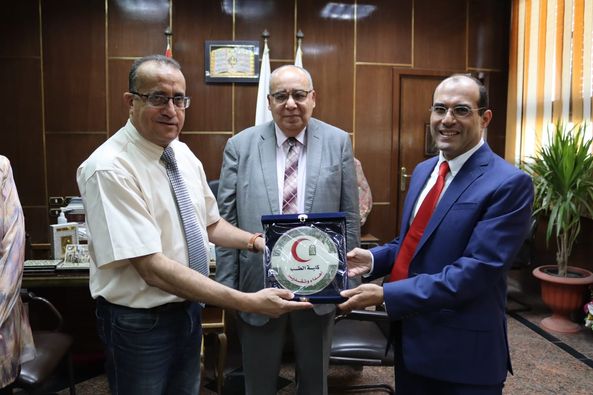 Dedicating the shield of the Assiut College of Medicine to the college’s guest, Professor Dr. Ahmed Omar Kaseb