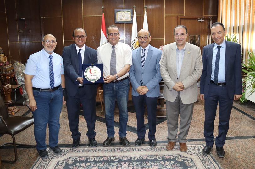 Dedicating the Faculty of Medicine shield to Dr. Mohamed Badawy, Head of the Department of Laparoscopic Surgery and Human Reproduction at Columbia University, Vancouver, Canada, in appreciation of his scientific and material contributions to the department and the Women’s Health Hospital.