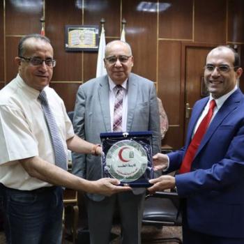 Dedicating the shield of the Assiut College of Medicine to the college’s guest, Professor Dr. Ahmed Omar Kaseb