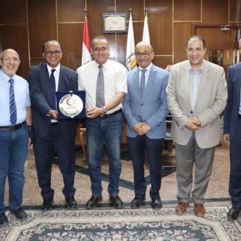 Dedicating the Faculty of Medicine shield to Dr. Mohamed Badawy, Head of the Department of Laparoscopic Surgery and Human Reproduction at Columbia University, Vancouver, Canada, in appreciation of his scientific and material contributions to the department and the Women’s Health Hospital.