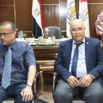 Dr. Alaa Attia, Dean of the College, meets with a group of plastic surgery professors from various Egyptian universities, after completing the doctoral and master’s exams in plastic surgery.