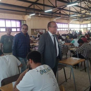 Dean of the Faculty of Medicine, Dr. Alaa Attia, inspects the second semester exams for the first group of students from the Faculty of Medicine, Assiut University - and the National University, to ensure the smooth conduct of the exams.